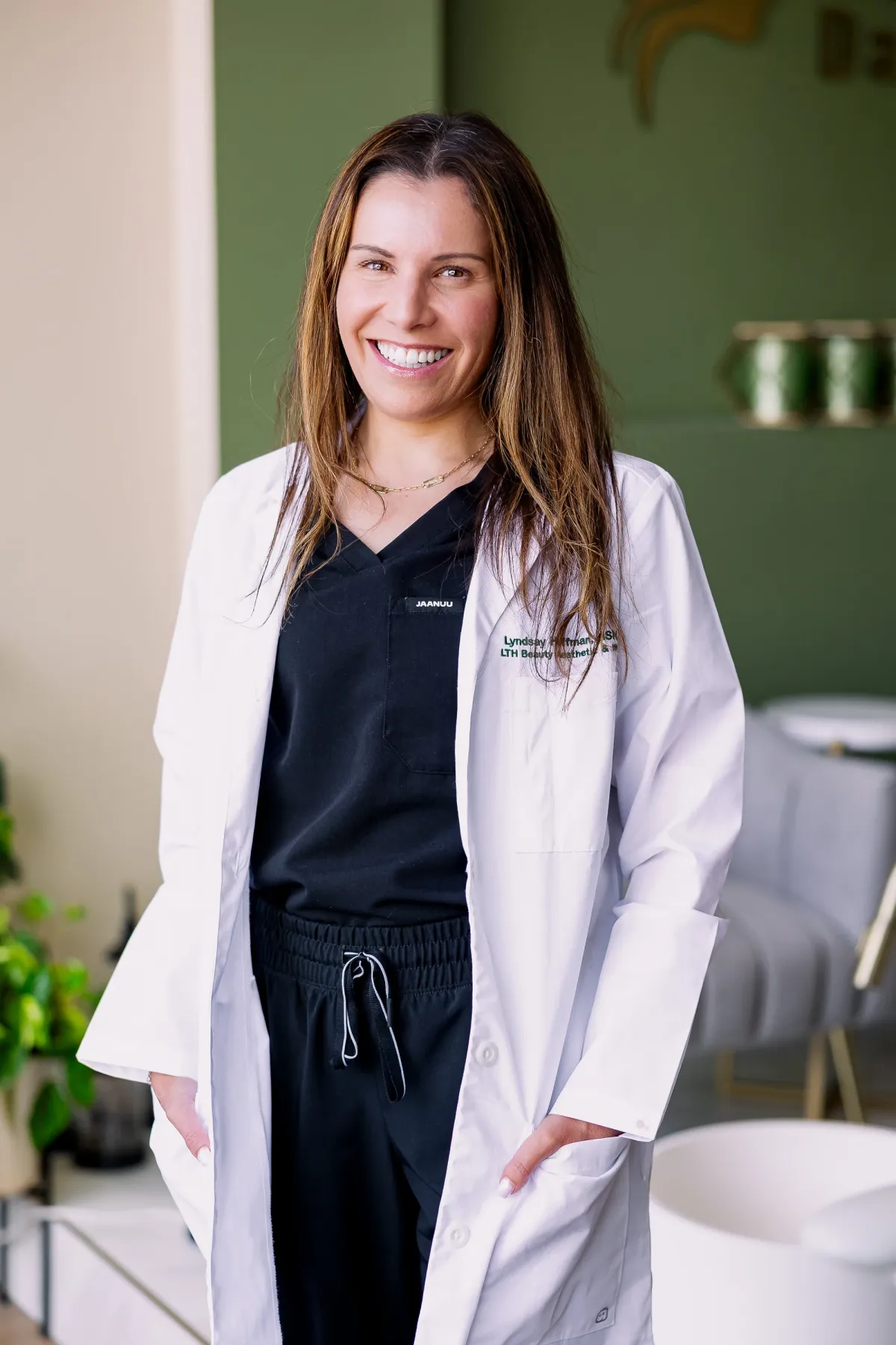 Lyndsay Hoffman performing a treatment at LTH Beauty